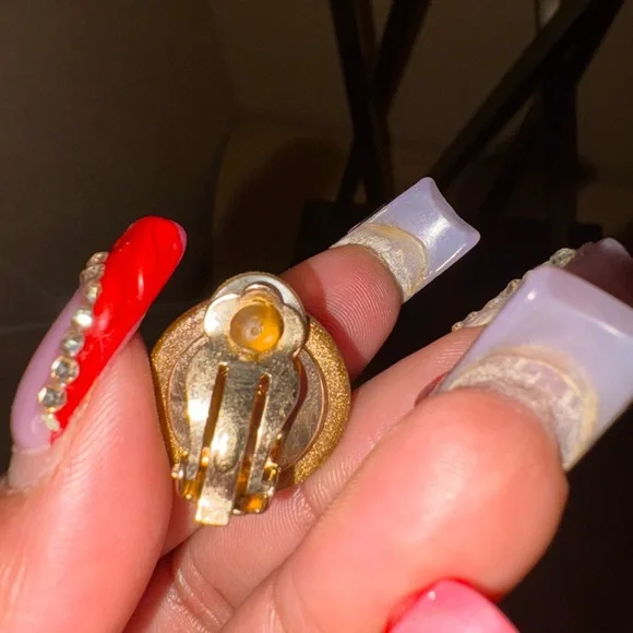 🤩SOLD🤩CHANEL resin CC  Clover Clip-on Earrings - Picture 4 of 9